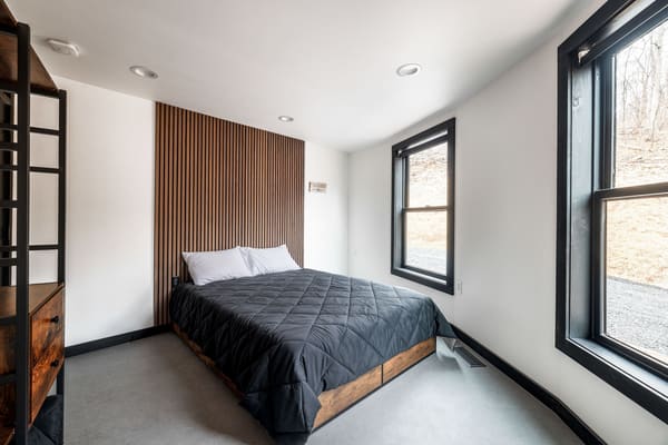 Bedroom 1 - Queen Bed