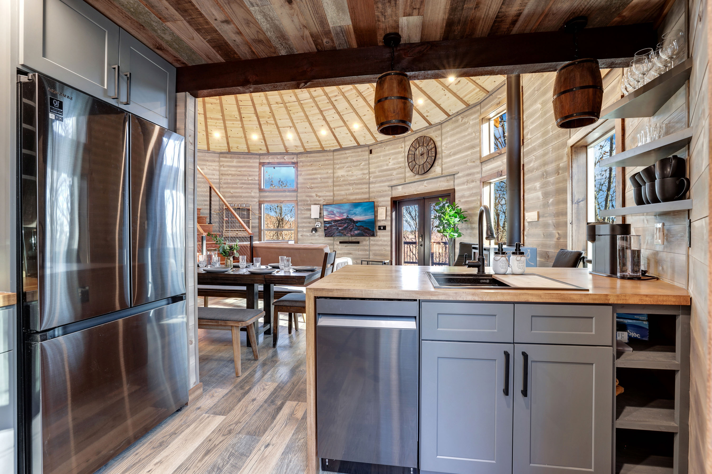 <span class="uc_style_uc_tiles_grid_image_elementor_uc_items_attribute_title" style="color:#ffffff;">Nespresso machine, large sink, dishwasher, and a large refrigerator with fresh farm eggs for You</span>